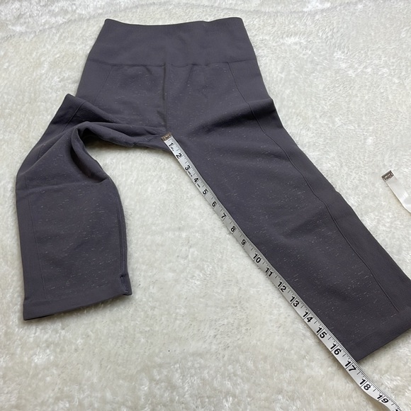 lululemon Free to Flow Crop (17") Magnum/White Size 2 - Picture 9 of 9